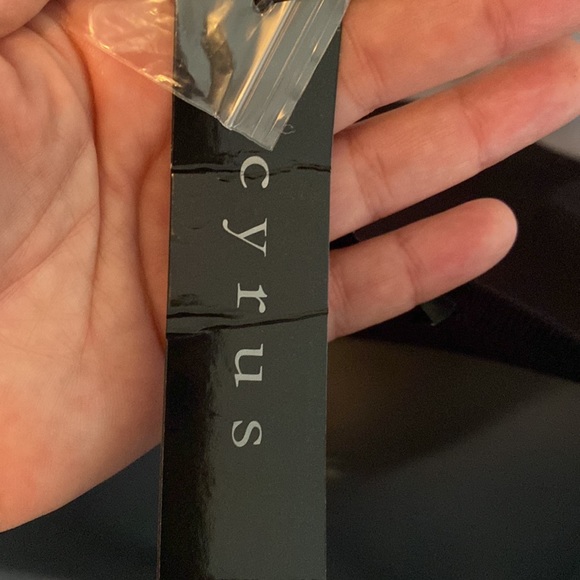 Cyrus black sweater size Medium 80% rayon and 20% nylon - Picture 6 of 9